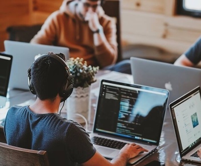 Key reasons businesses choose to outsource web design including cost efficiency expert support faster delivery and scalability