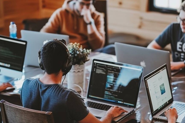 Key reasons businesses choose to outsource web design including cost efficiency expert support faster delivery and scalability